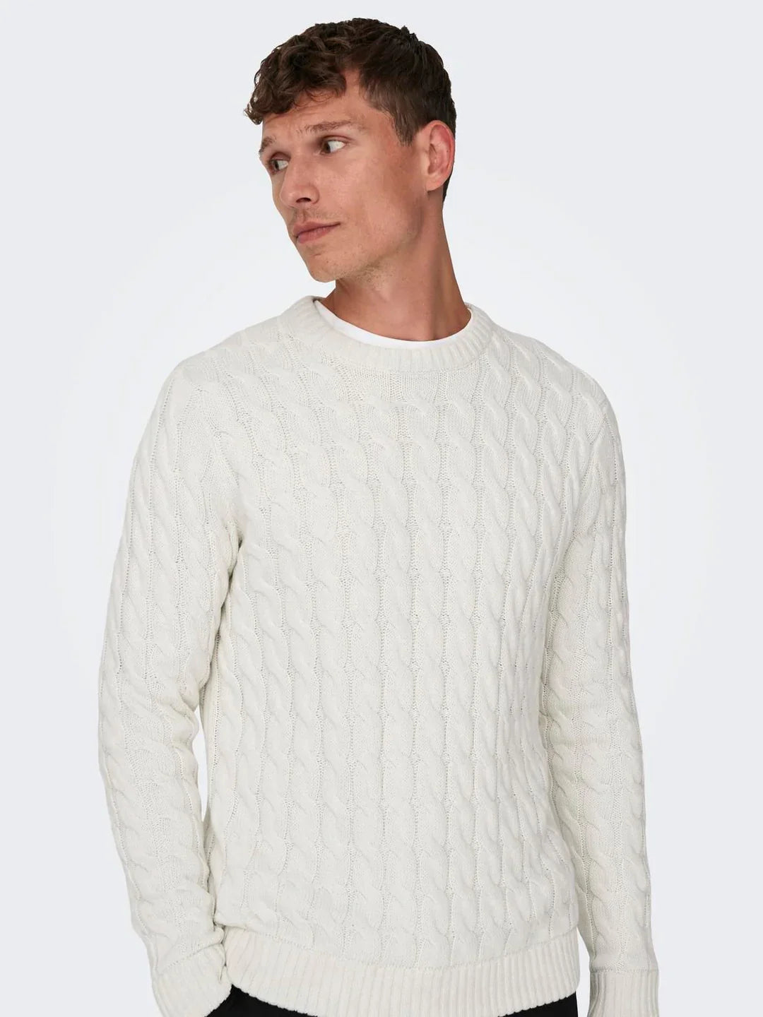 Man mit Beigen Strickpullover an 