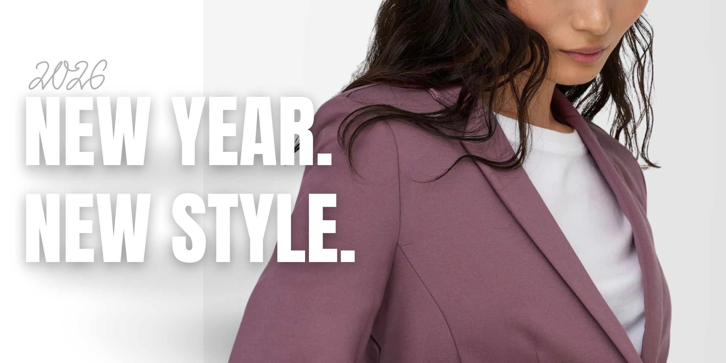 Frau (Nahaufnahme, Kopf teilweise sichtbar) mit Schriftzug „2026 New Year New Style“