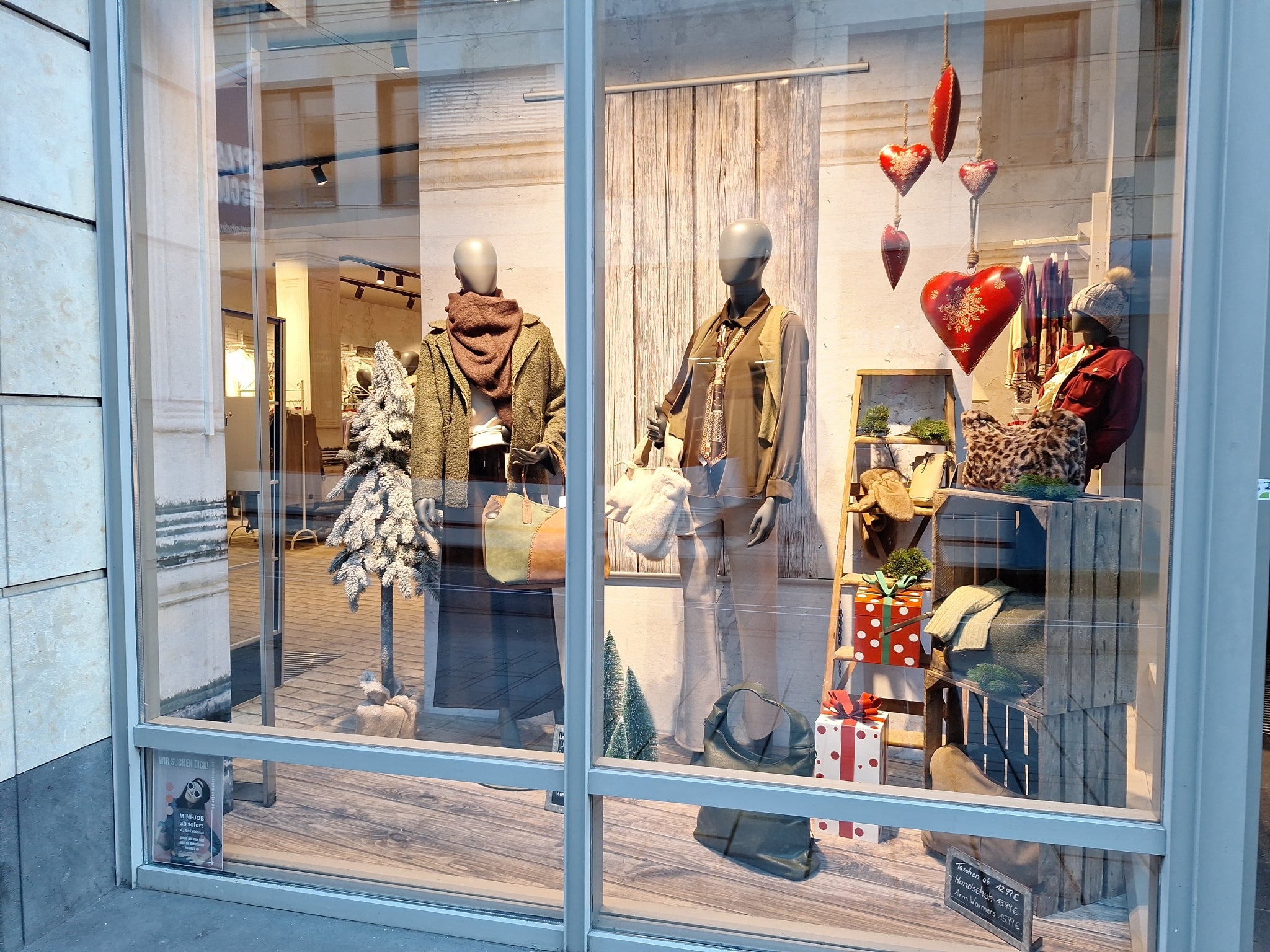 Schaufenster von außen mit zwei Schaufensterpuppen in Winterkleidung