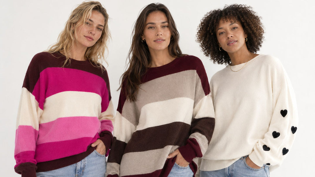 Drei Models präsentieren moderne Strickpullover in unterschiedlichen Designs vor einem hellen Studiohintergrund und setzen die Kollektion stilvoll in Szene. Natürliche Posen, weiches Licht und harmonische Farben verleihen dem Bild einen hochwertigen, modernen Look.