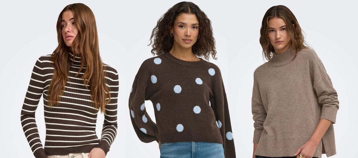 Drei Damen in verschiedenen braunen Strickpullovern mit Streifen-, Punkte- und schlichtem Design, modern kombiniert mit Jeans und Hosen.