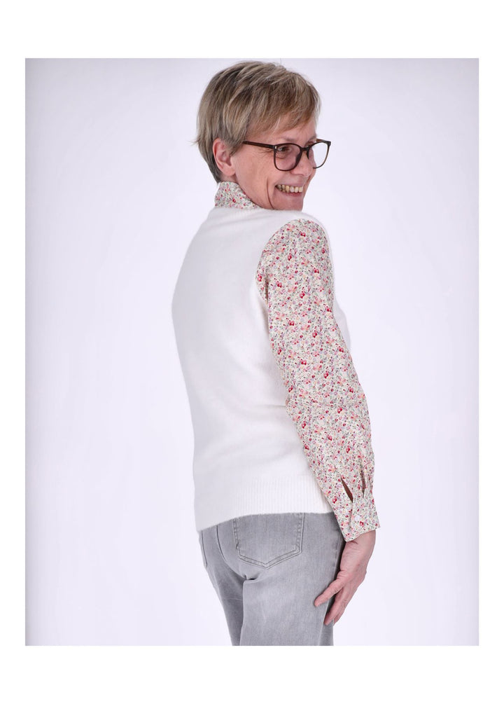 Strick Pullunder Damen mit Bluse unterlegt