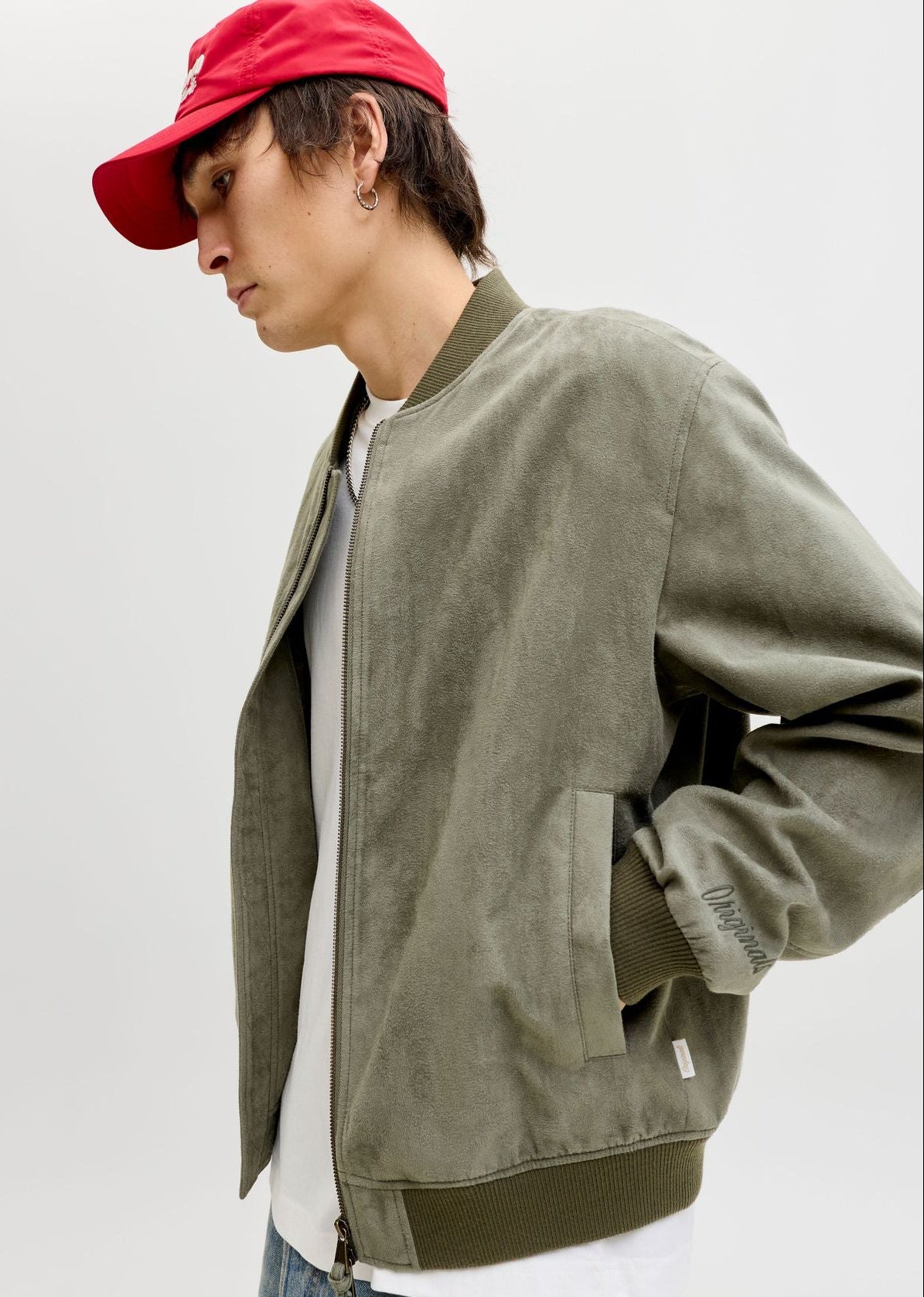 Junge von der Seite zu sehen mit Cap auf und Jacke an 