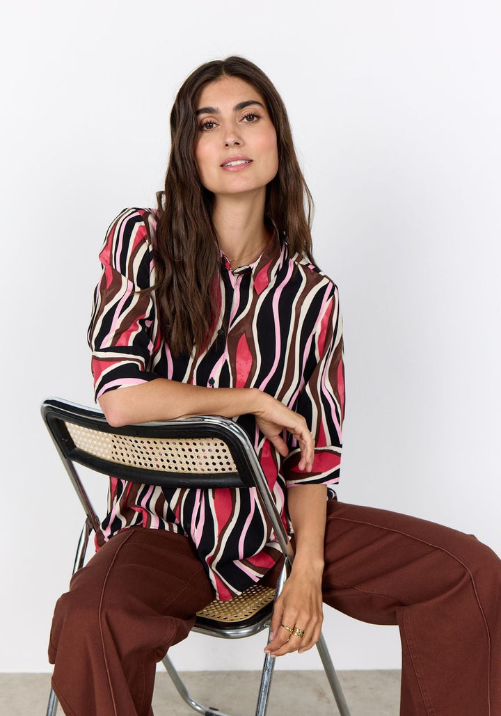 Dame auf einem Stuhl