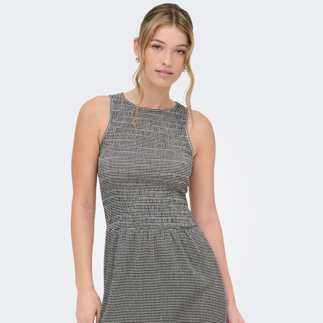 Blonde frau in Kleid