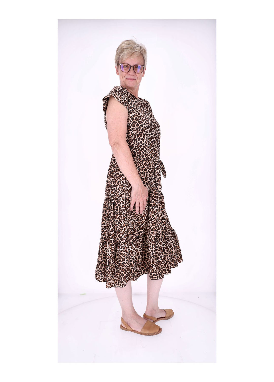 Kleid überschnittener Arm Stufen Gürtel AOP Leo