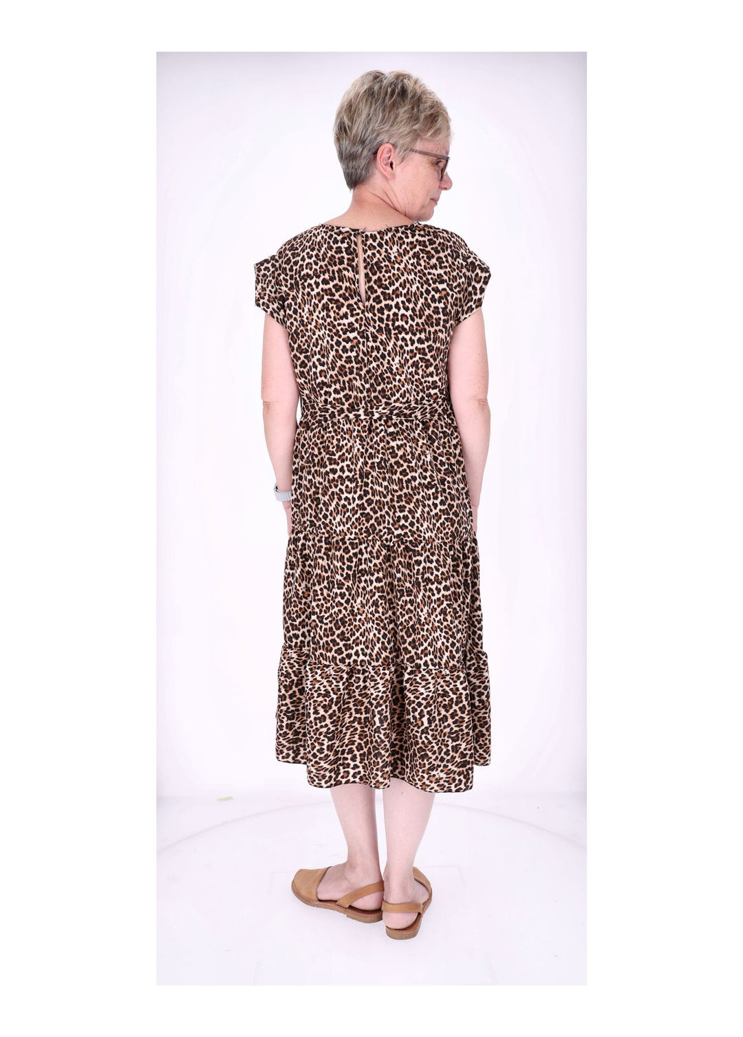 Kleid überschnittener Arm Stufen Gürtel AOP Leo