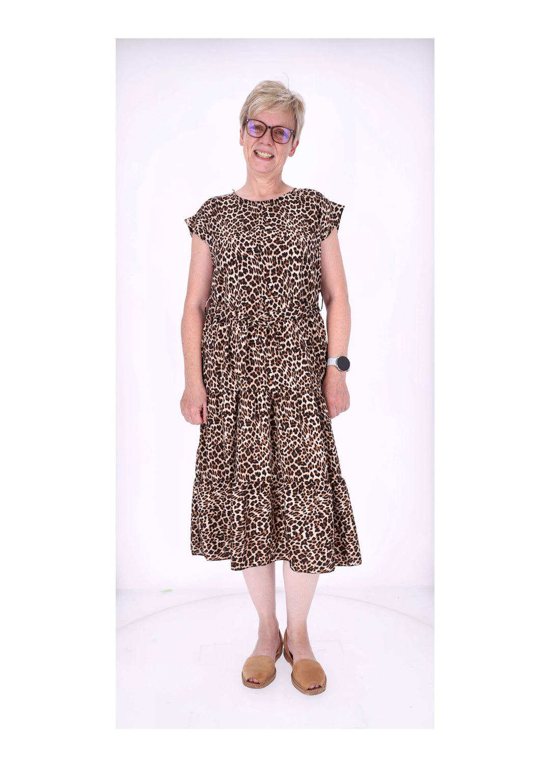Kleid überschnittener Arm Stufen Gürtel AOP Leo