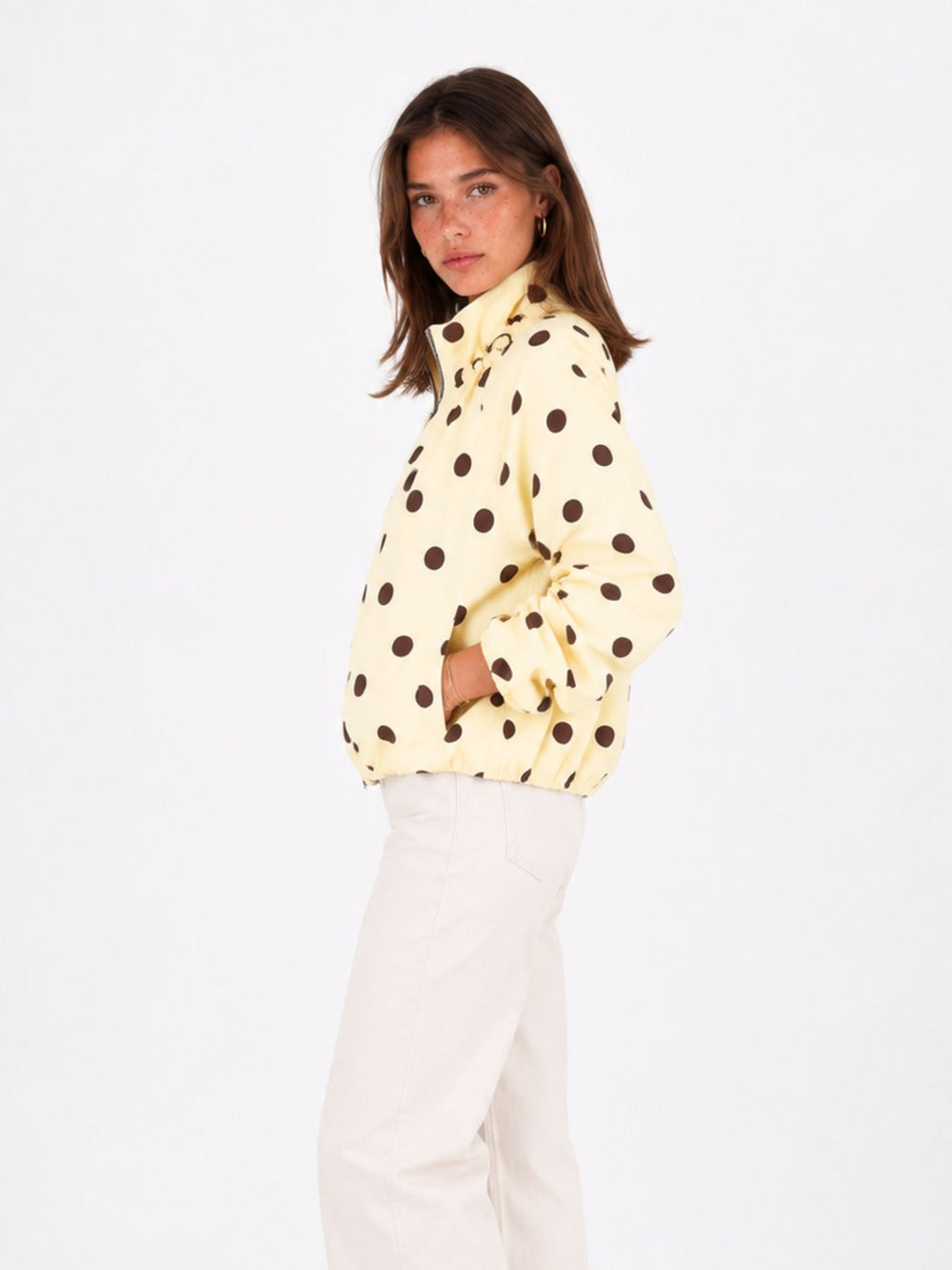 Leichte Damenjacke in Gelb mit braunen Polka Dots