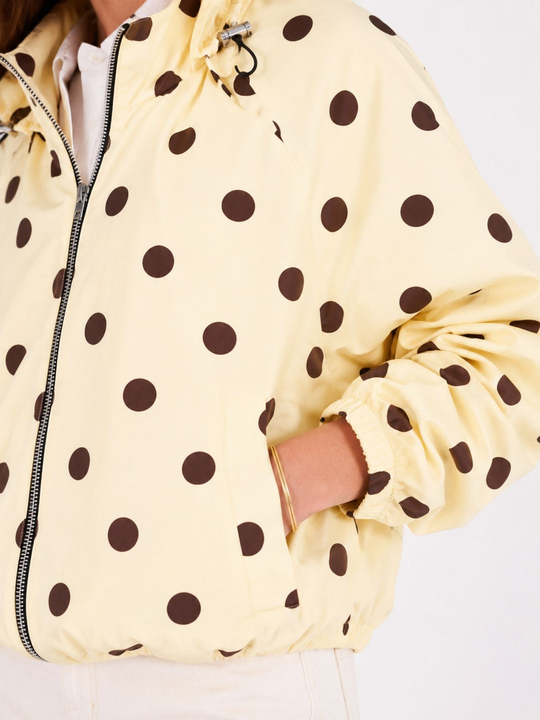 Leichte Damenjacke in Gelb mit braunen Polka Dots