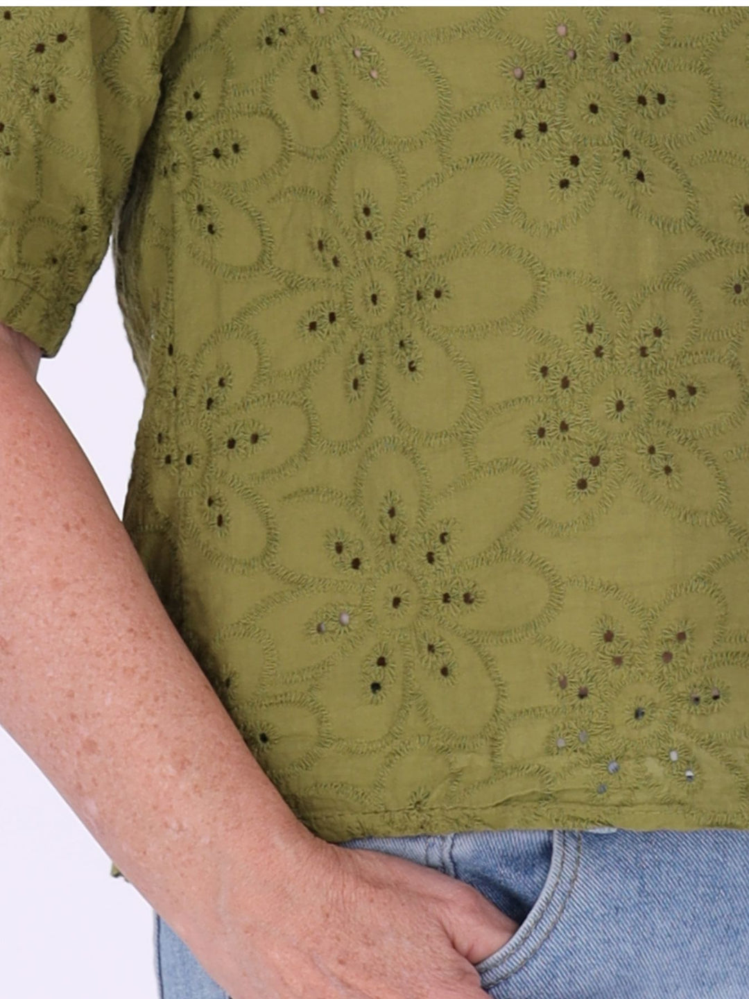 T-Shirt Damen Lochmusterhinten geknöpft in Olivengrün
