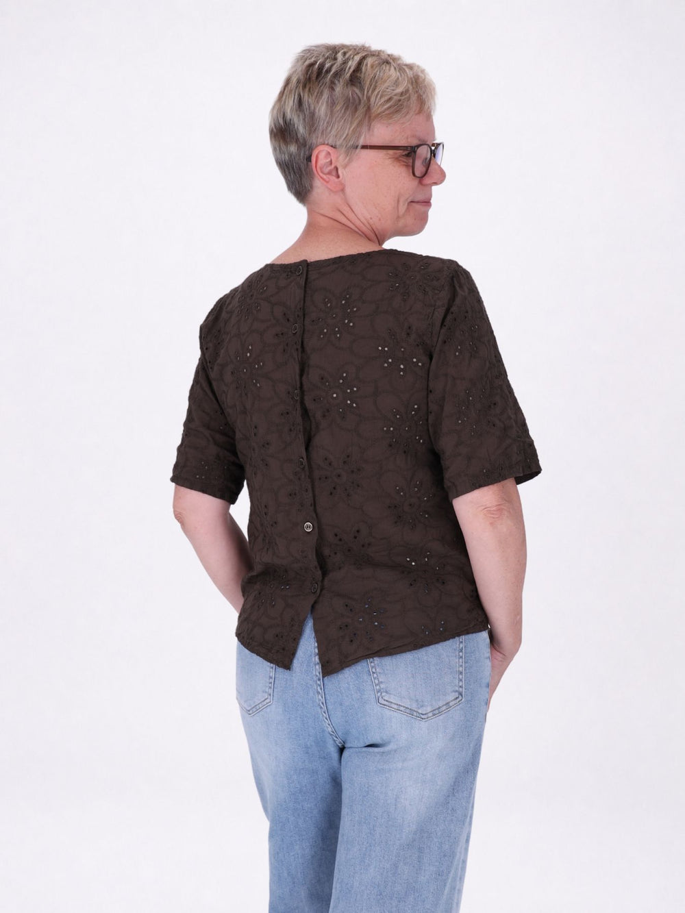 Damen Shirt mit floraler Lochstickerei und Knopfleiste am Rücken – Braun