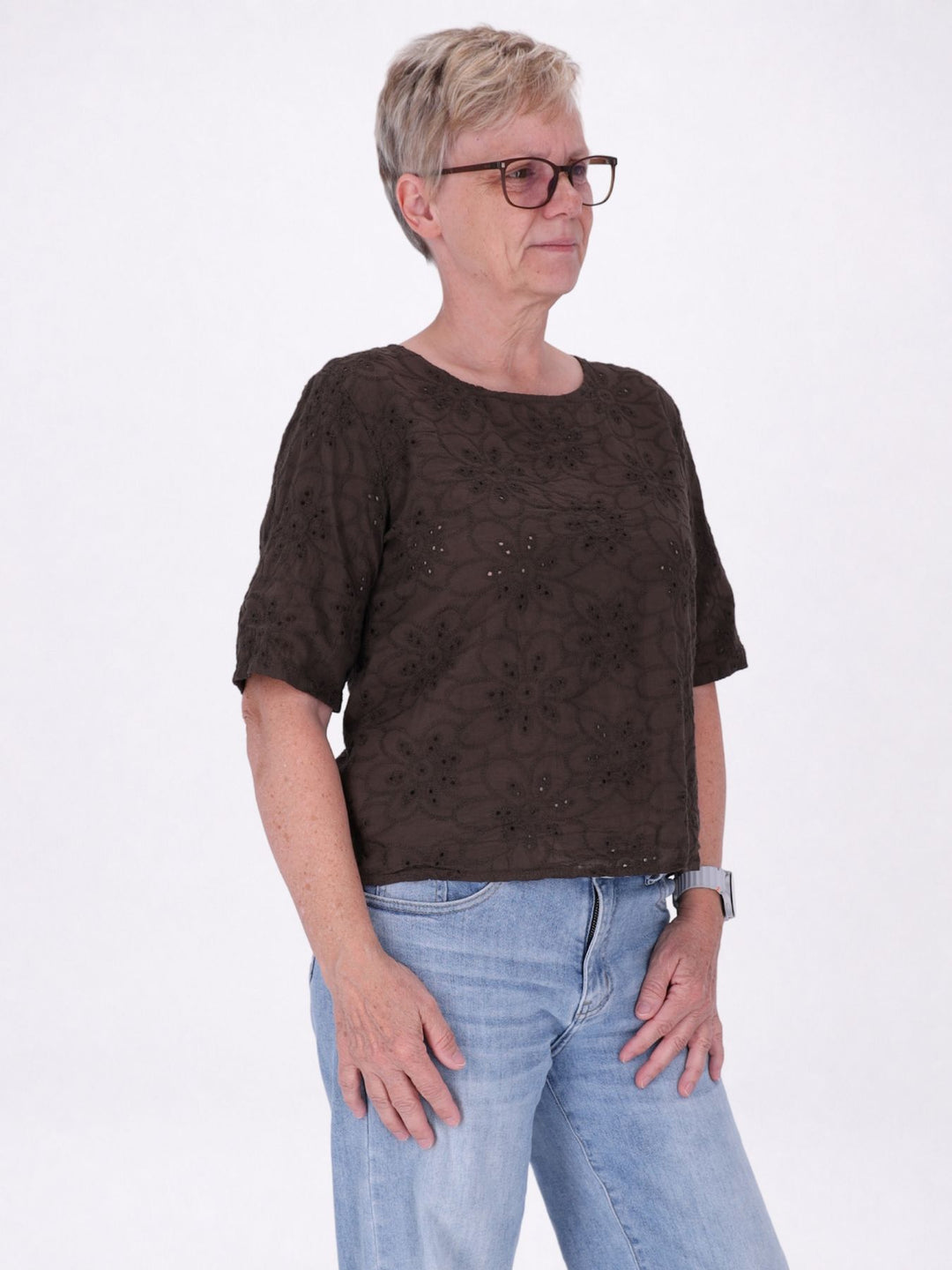 Damen Shirt mit floraler Lochstickerei und Knopfleiste am Rücken – Braun