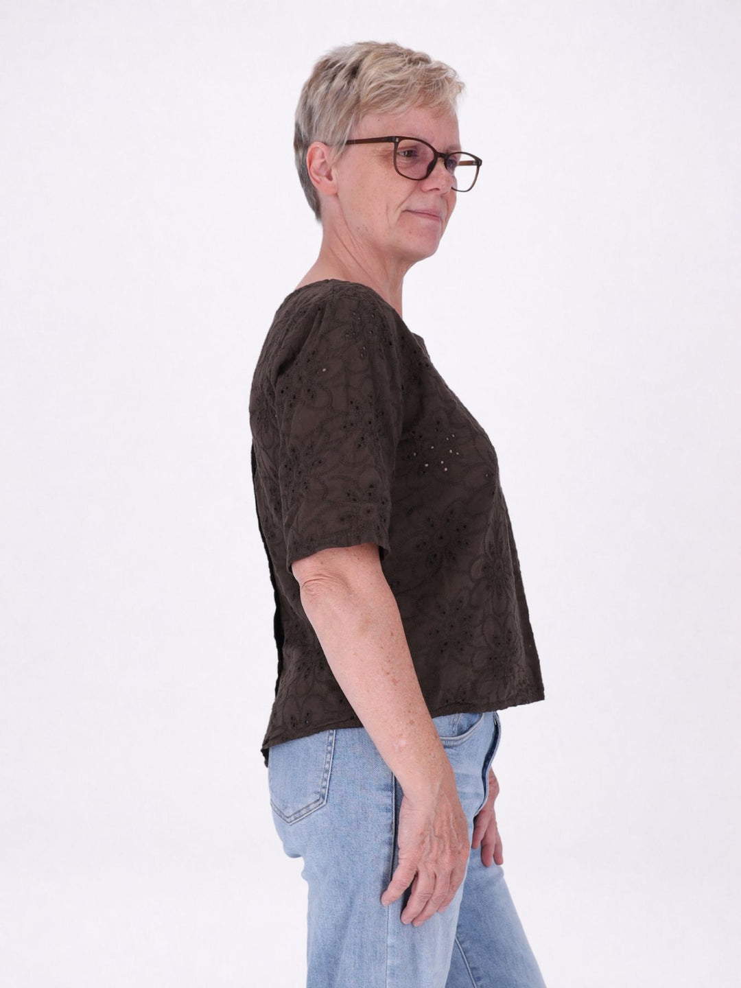 Damen Shirt mit floraler Lochstickerei und Knopfleiste am Rücken – Braun
