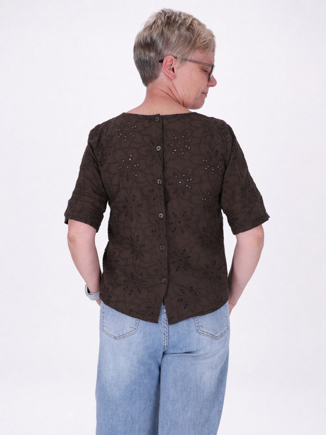 Damen Shirt mit floraler Lochstickerei und Knopfleiste am Rücken – Braun