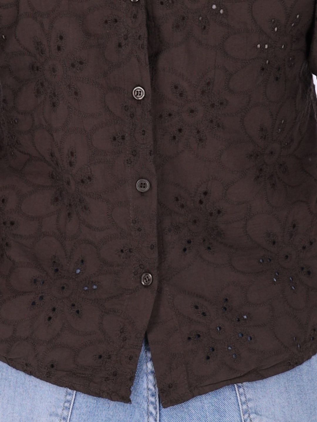 Damen Shirt mit floraler Lochstickerei und Knopfleiste am Rücken – Braun