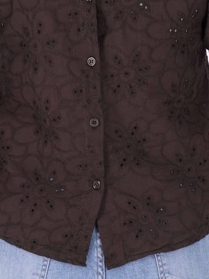 Damen Shirt mit floraler Lochstickerei und Knopfleiste am Rücken – Braun