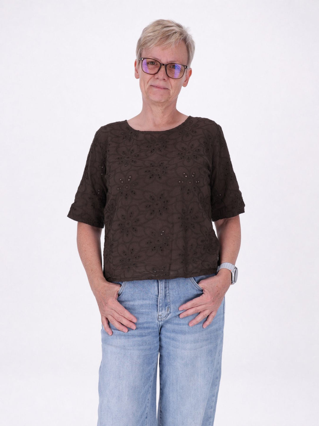 Damen Shirt mit floraler Lochstickerei und Knopfleiste am Rücken – Braun