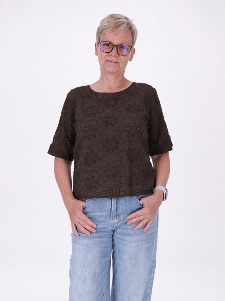Damen Shirt mit floraler Lochstickerei und Knopfleiste am Rücken – Braun