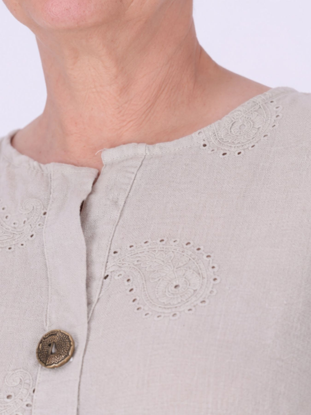 Damen T-Shirt mit Paisley-Stickerei und V-Ausschnitt – Beige