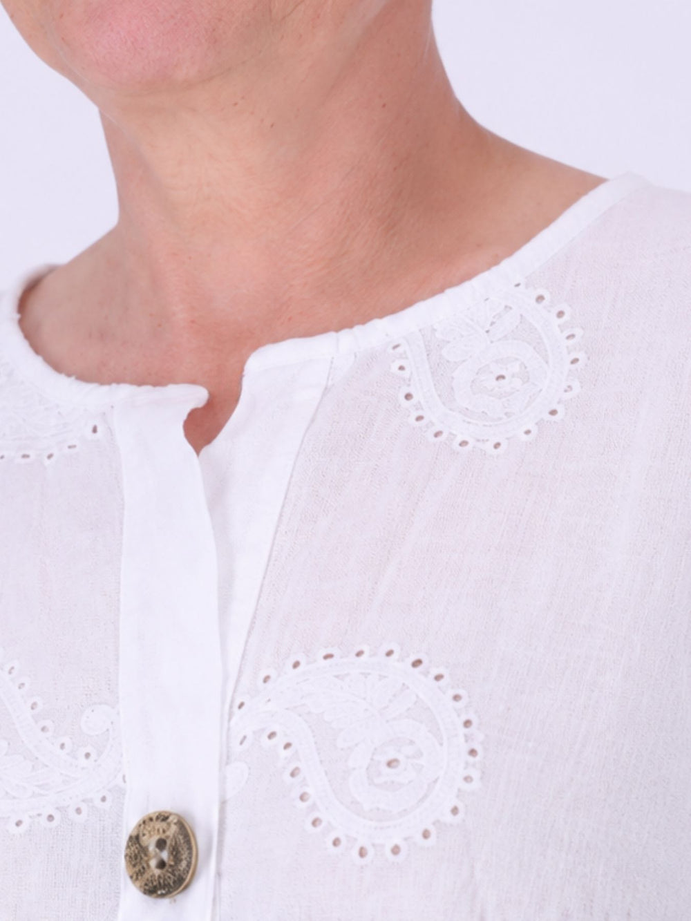 Damen T-Shirt mit Paisley-Stickerei und V-Ausschnitt – Weiß