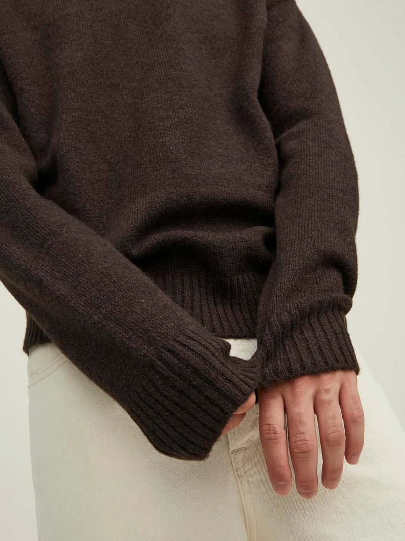 Herren Strickpullover in Dunkelbraun aus weichem Feinstrick mit langen Ärmeln.