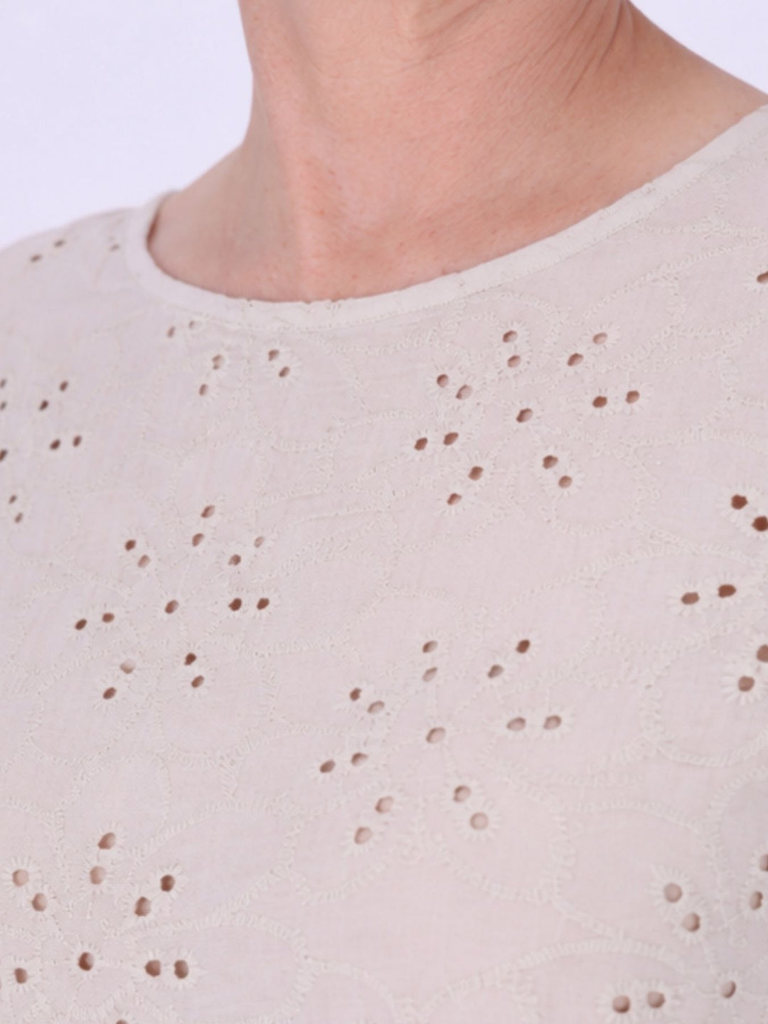 T-Shirt Damen Lochmusterhinten geknöpft -beige