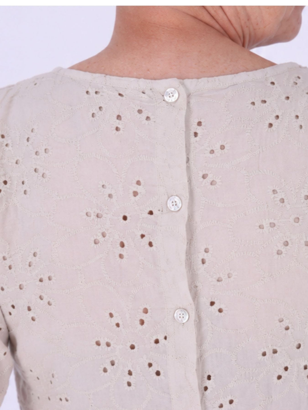 T-Shirt Damen Lochmusterhinten geknöpft -beige