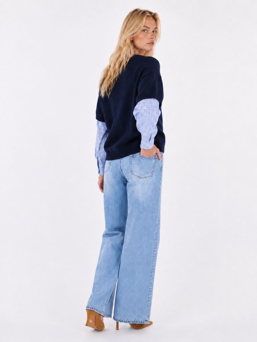 Damen Strickpullover im 2-in-1-Look mit karierten Blusenärmeln – Navy & Hellblau