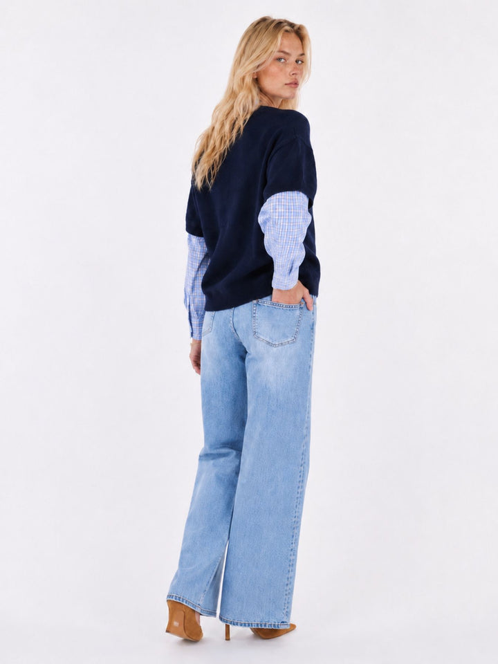 Damen Strickpullover im 2-in-1-Look mit karierten Blusenärmeln – Navy & Hellblau