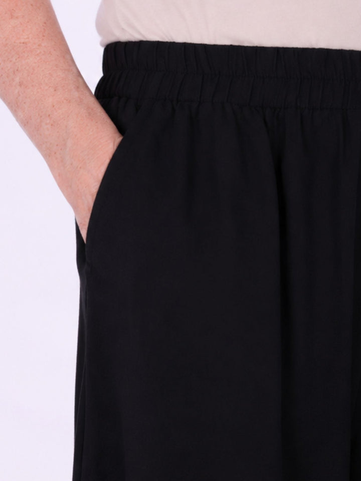 Hose Damen Barrel Schnitt Short unterlegt in Schwarz