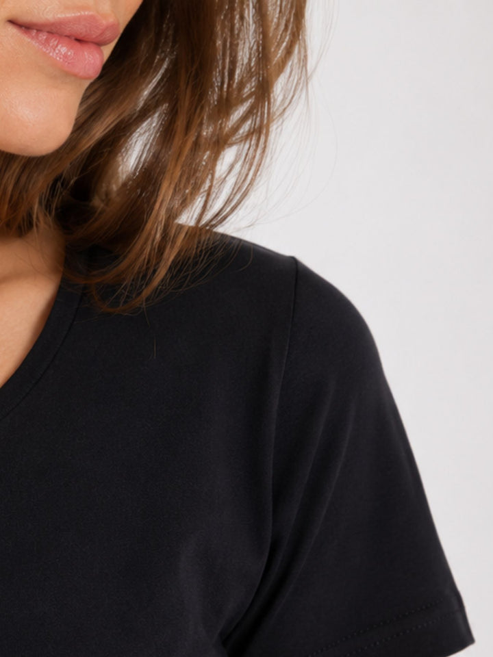 Splash of Color Basic T-Shirt in Schwarz – Zeitlos, bequem und vielseitig kombinierbar
