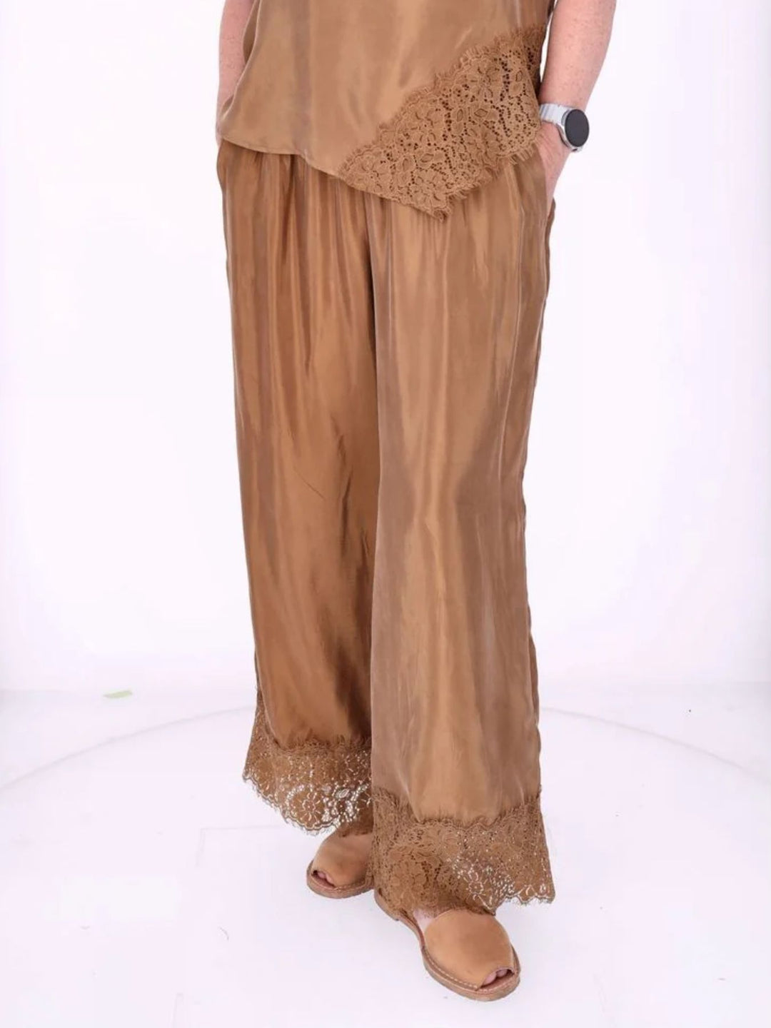 Damen Hose mit Spitzenabschluss – Camel
