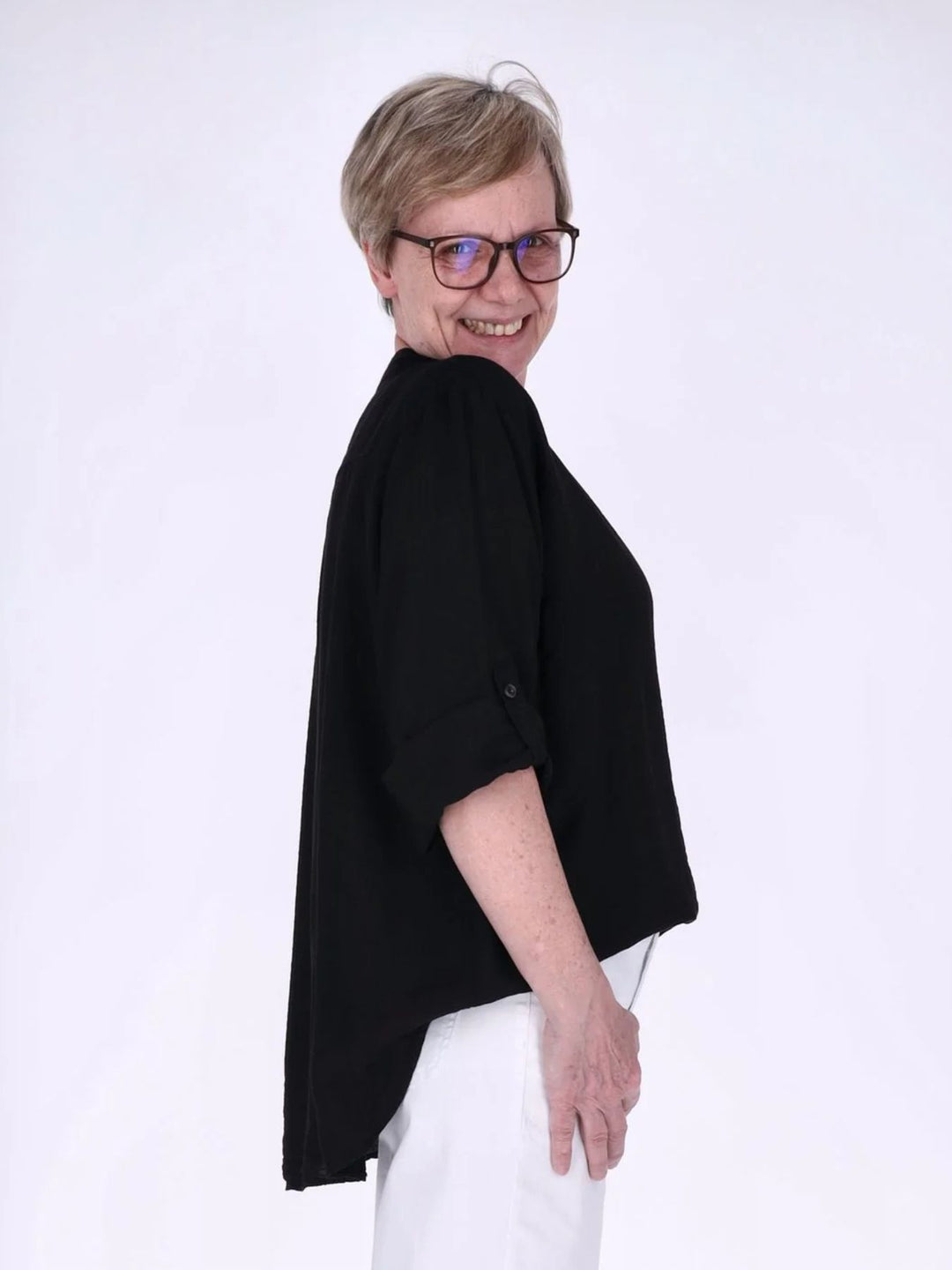 Damen Blusenshirt aus Viskose mit Krempelärmeln und Knopfleiste – Schwarz
