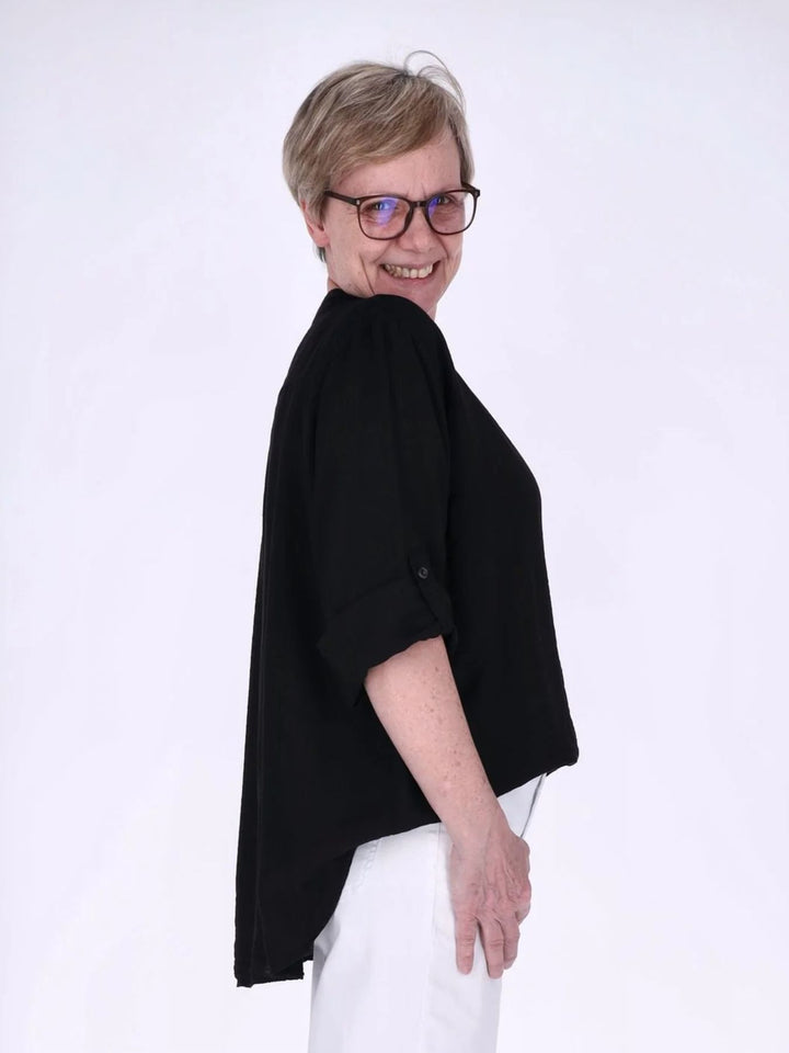 Damen Blusenshirt aus Viskose mit Krempelärmeln und Knopfleiste – Schwarz