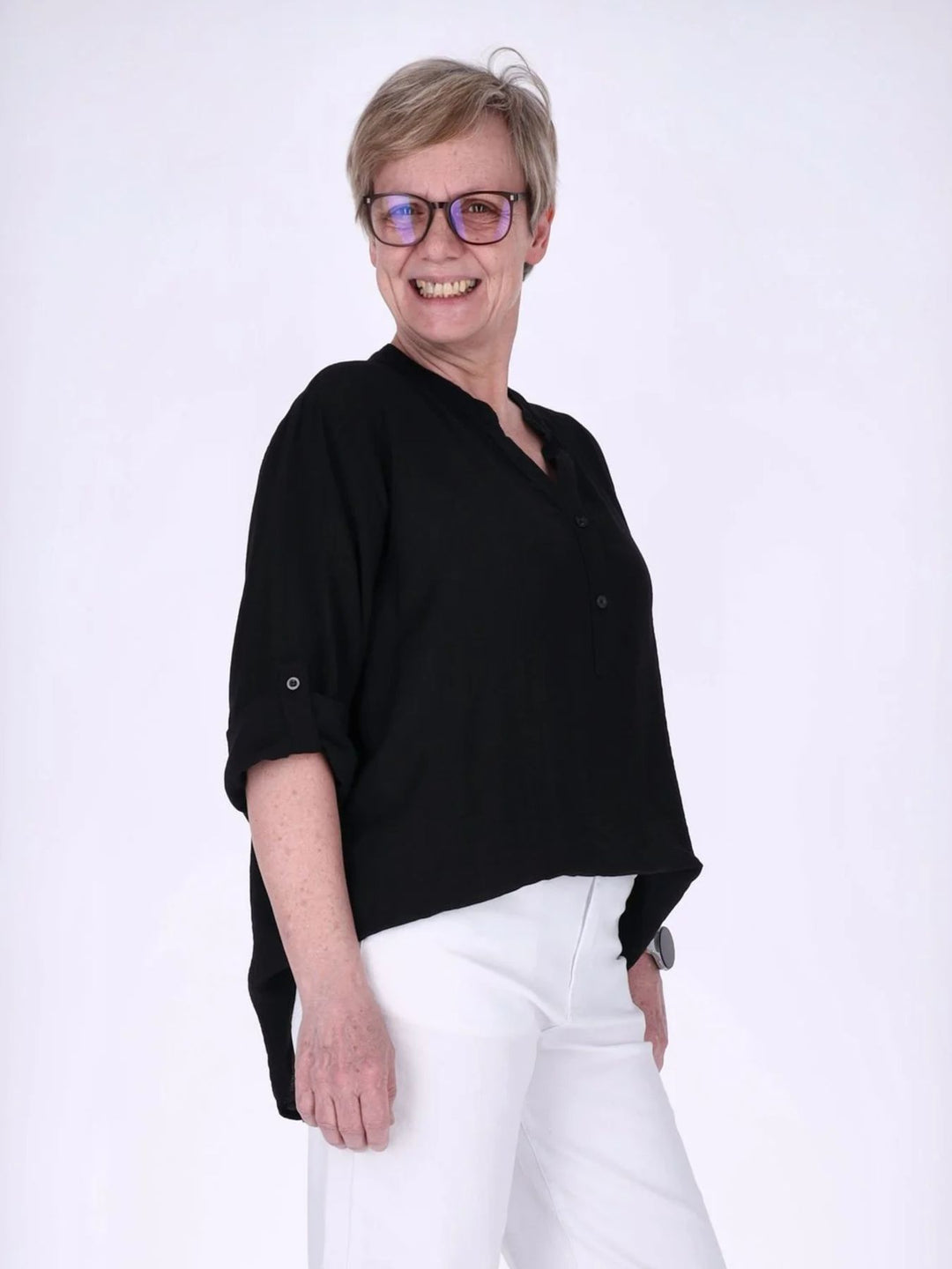 Damen Blusenshirt aus Viskose mit Krempelärmeln und Knopfleiste – Schwarz