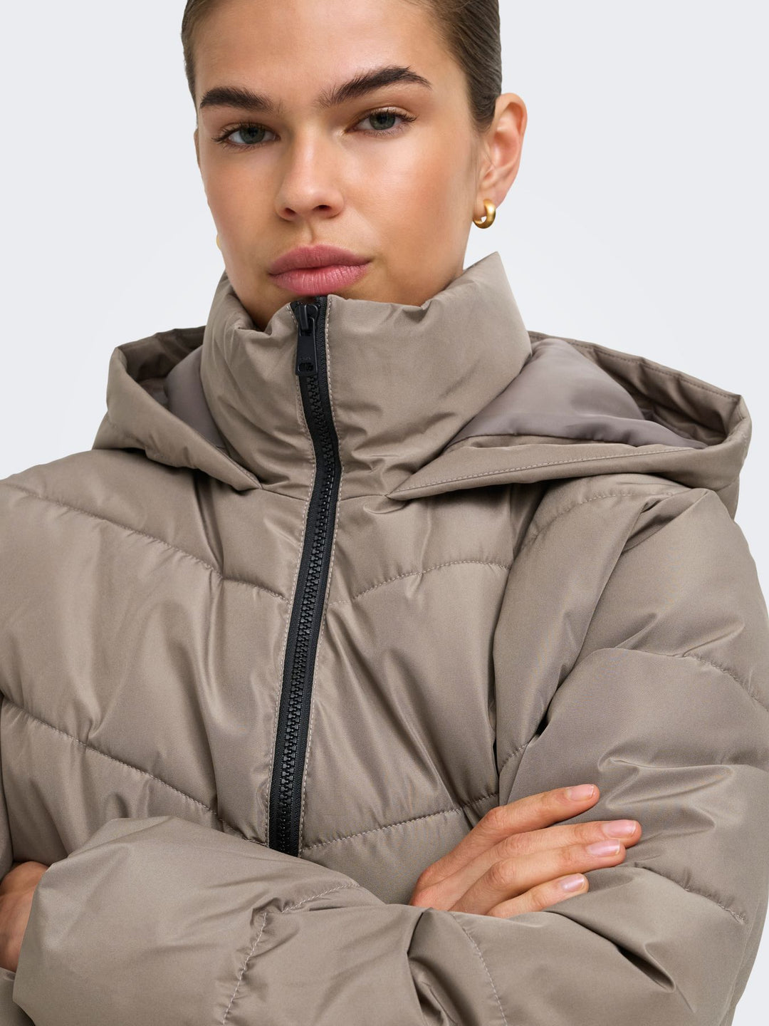 ONLY ONLCLAIR Pufferjacke mit Kapuze in Walnussbraun