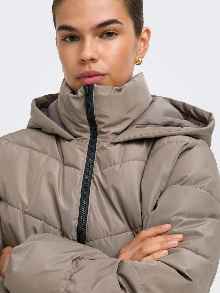 ONLY ONLCLAIR Pufferjacke mit Kapuze in Walnussbraun