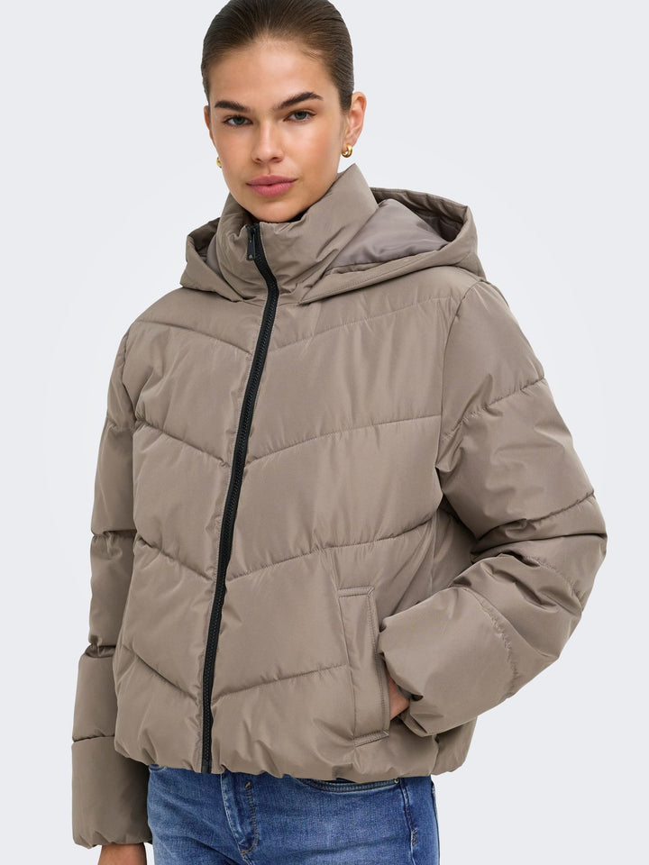 ONLY ONLCLAIR Pufferjacke mit Kapuze in Walnussbraun