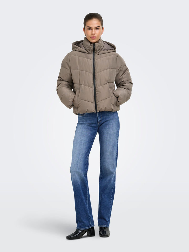 ONLY ONLCLAIR Pufferjacke mit Kapuze in Walnussbraun