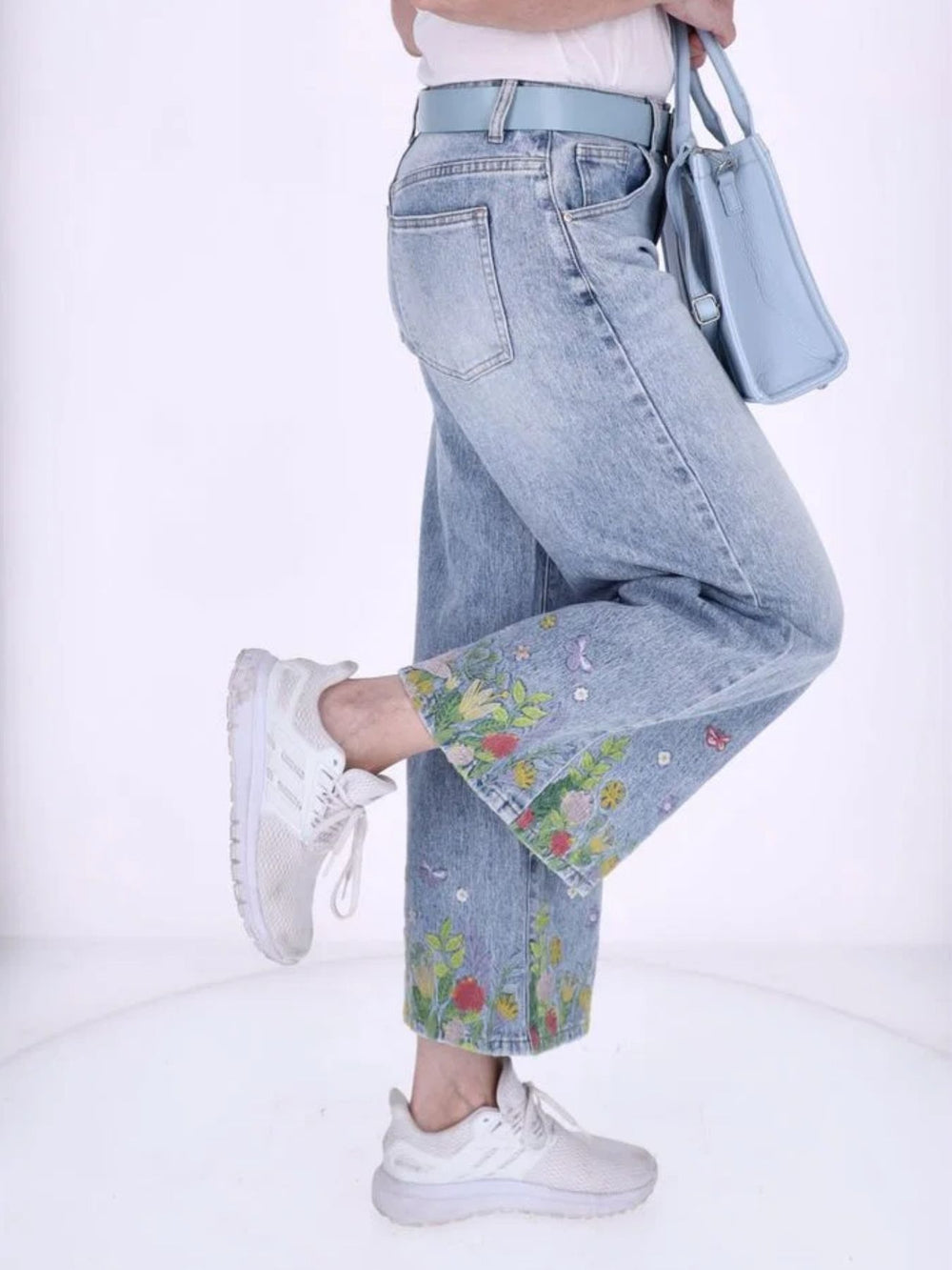 Damen-Jeans „Wiese“ mit Blumen- und Schmetterlings-Stickerei