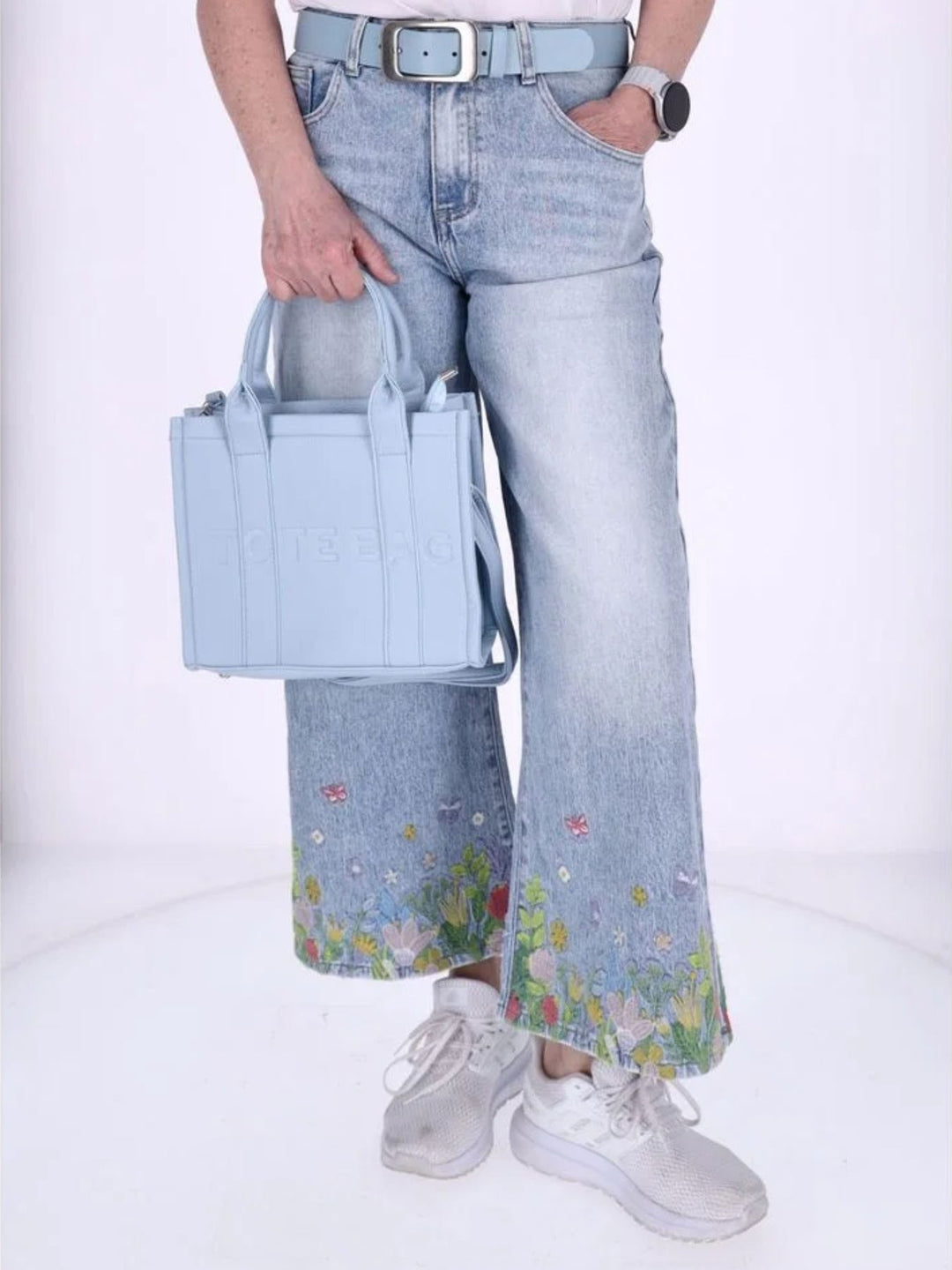 Damen-Jeans „Wiese“ mit Blumen- und Schmetterlings-Stickerei