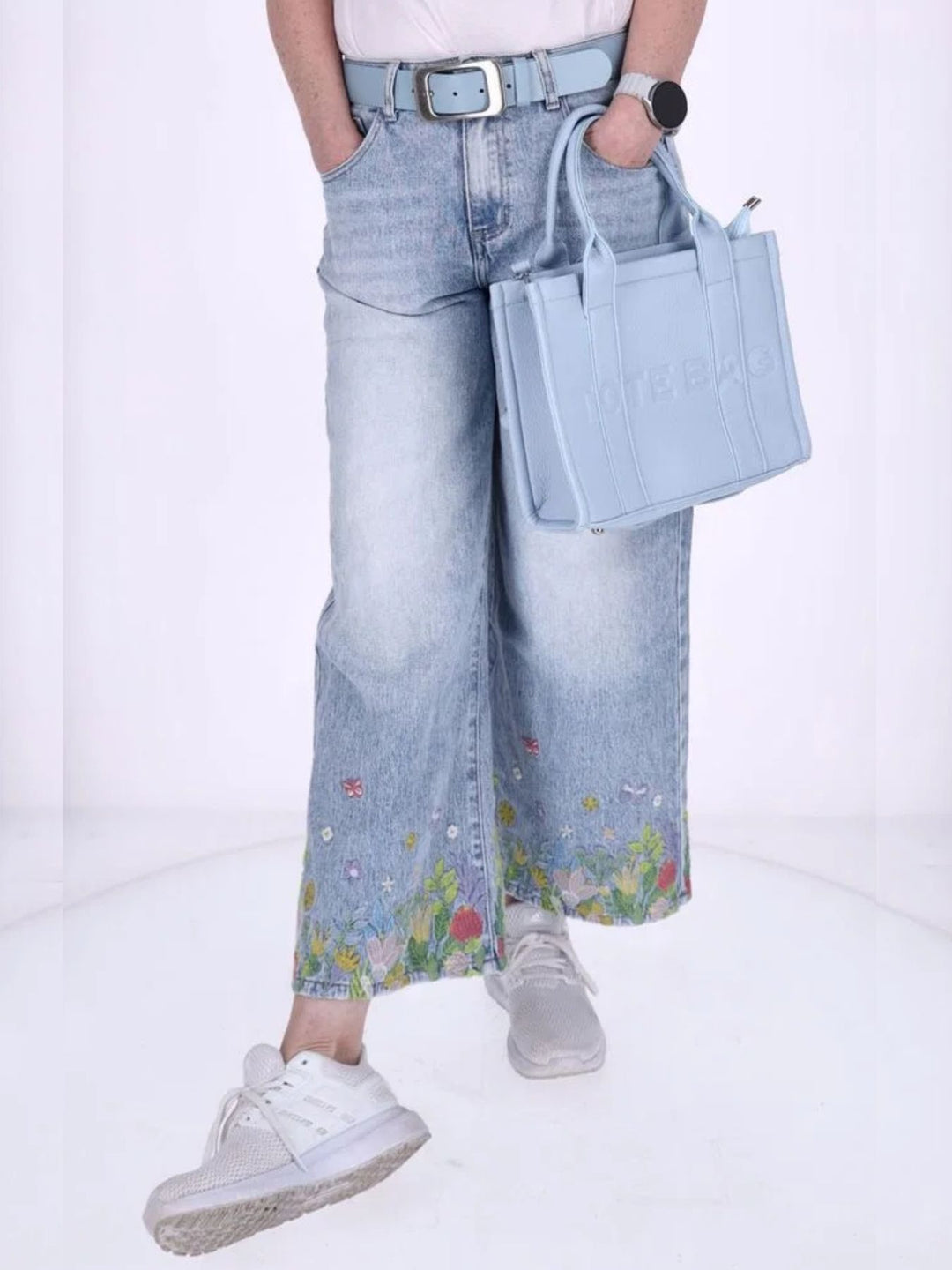 Damen-Jeans „Wiese“ mit Blumen- und Schmetterlings-Stickerei