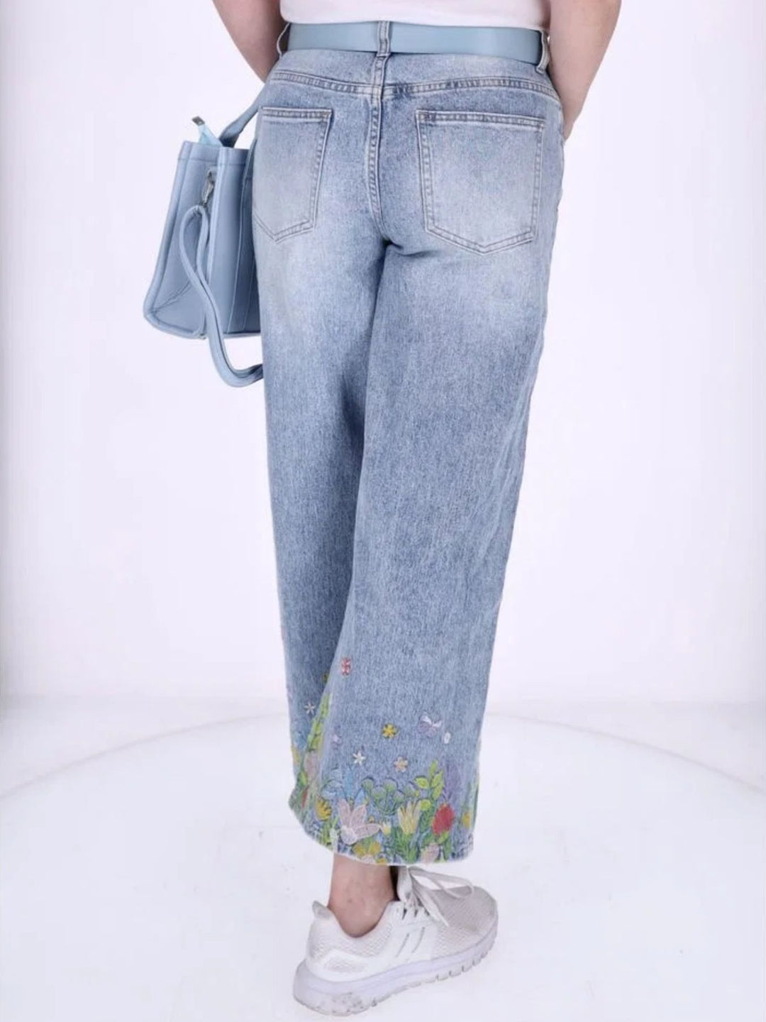 Damen-Jeans „Wiese“ mit Blumen- und Schmetterlings-Stickerei