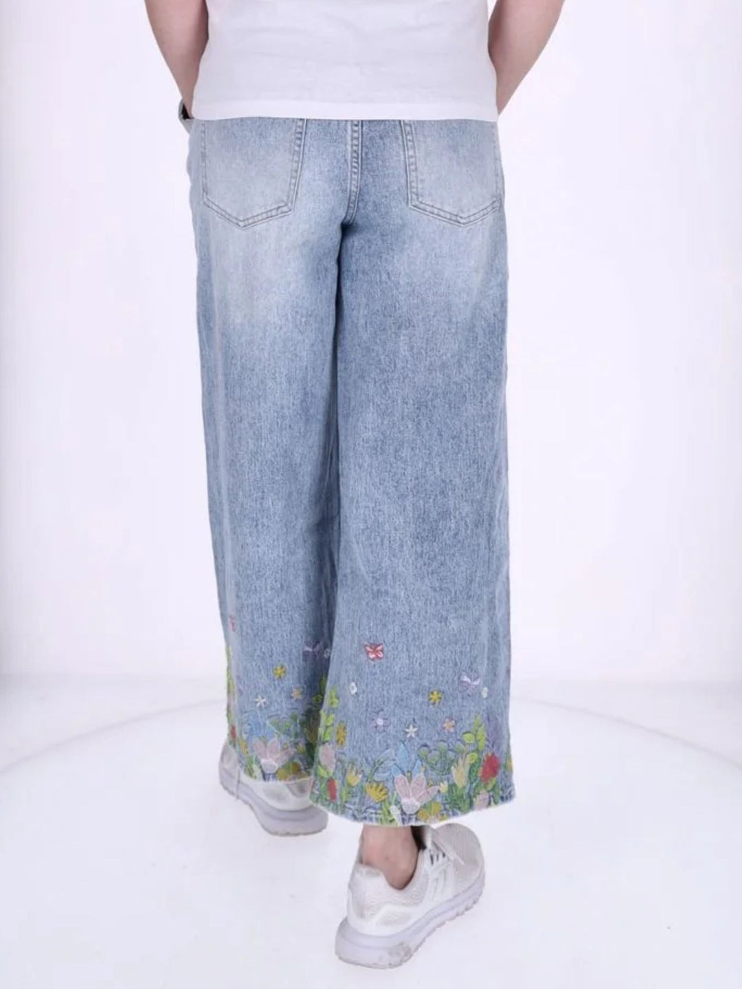 Damen-Jeans „Wiese“ mit Blumen- und Schmetterlings-Stickerei