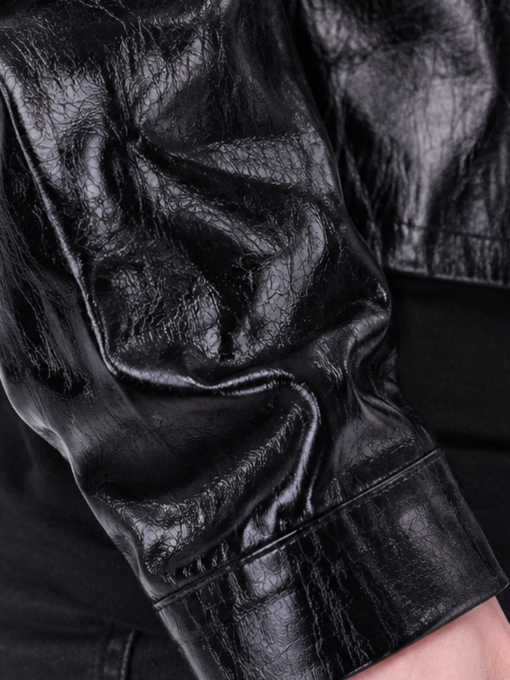 Schwarze Fakelederjacke Damen im Bolero-Stil – modern & vielseitig