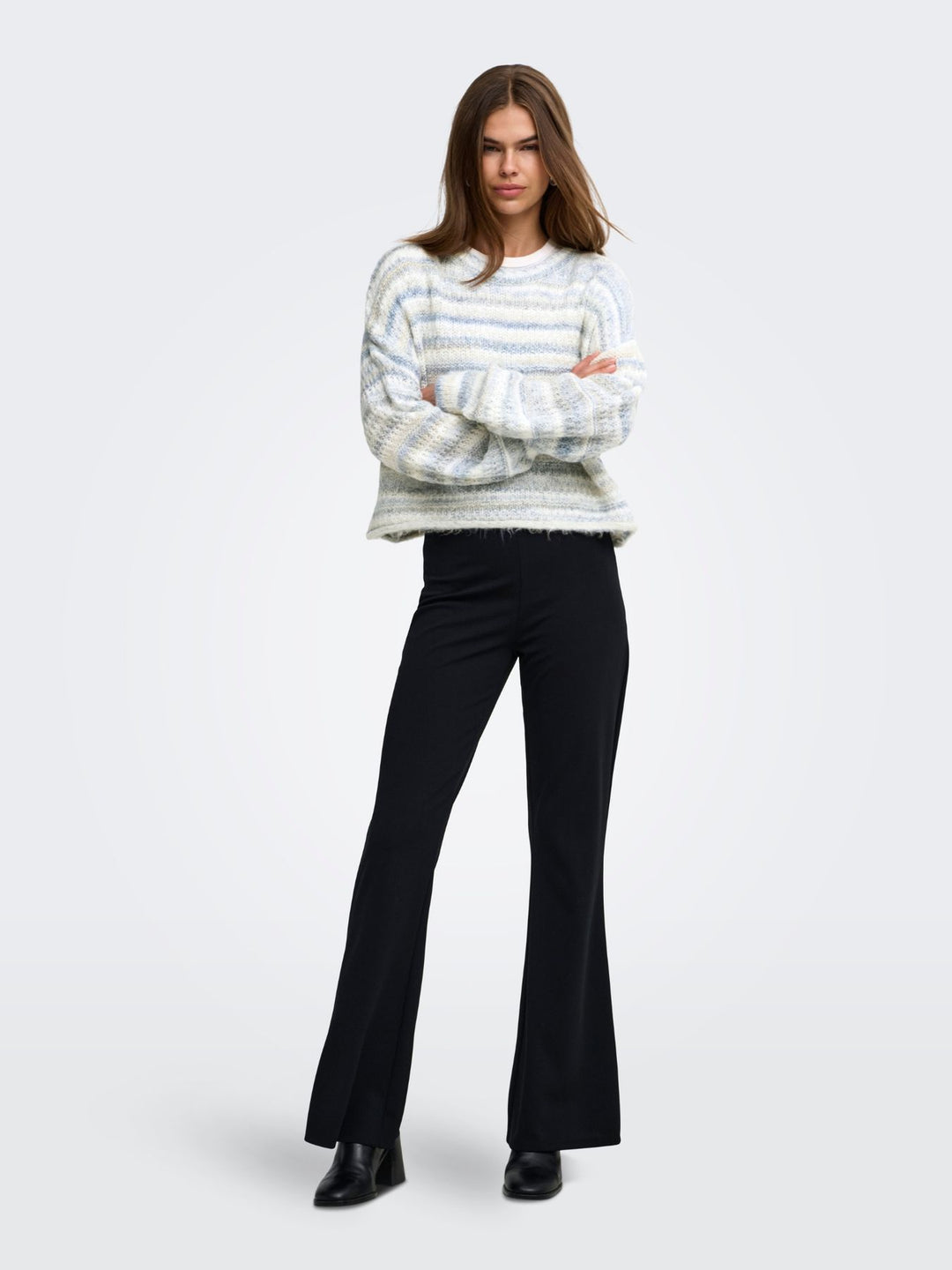 Damen Strickpullover in Cloud Dancer & Windward Blue von Only