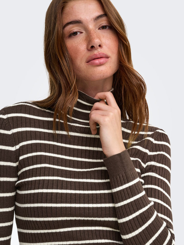 Damen Rollkragen-Strickpullover in Coffee Bean mit feinen Streifen von Only