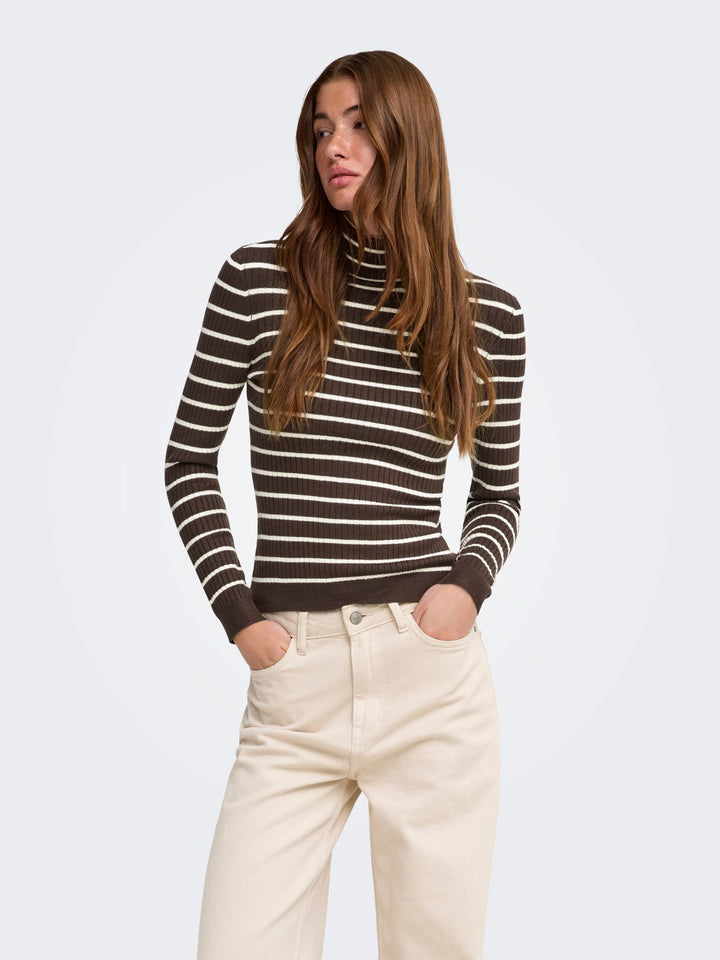 Damen Rollkragen-Strickpullover in Coffee Bean mit feinen Streifen von Only
