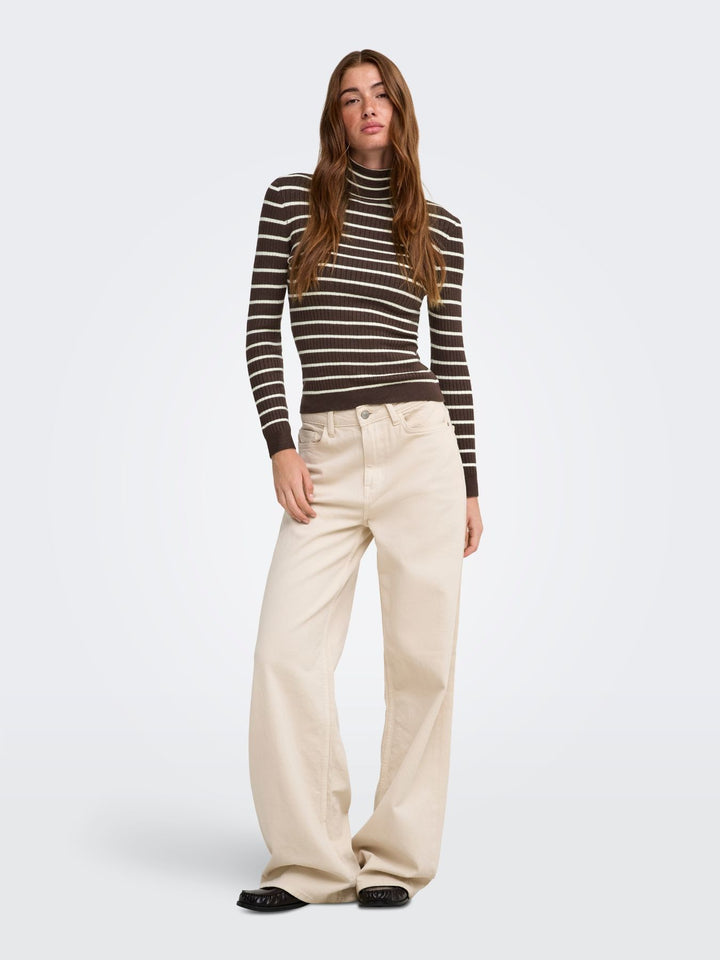 Damen Rollkragen-Strickpullover in Coffee Bean mit feinen Streifen von Only